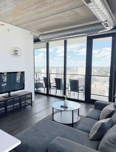 Skyloft Condominium Downtown//19th Floor