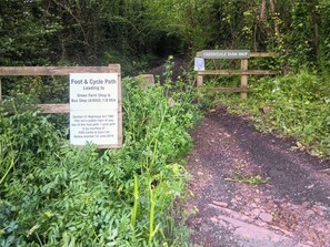 A foot and cycle path sign leading to Green Dale Farm Shop & Bus Stop. - 1 bedroom accommodation in Woodbury Salterton, near Exmouth (Woodbury Salterton, near Exmouth)