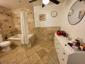Secador de cabelo, toalhas de banho, sabonete, shampoo
