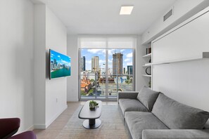 Deluxe-Apartment | Wohnbereich | 50-Zoll-Smart-TV mit Kabelempfang