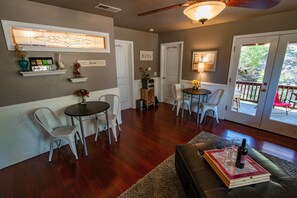 Living area - Drakeslanding Inn (Shaver Lake)