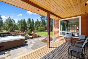 Terrace/patio - Secluded acreage with hot tub and game room (Cle Elum)