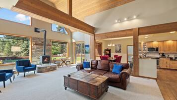 Smart TV, lareira, pebolim, livros