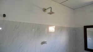 Deluxe Suite, Lake View | Bathroom | Shower, rainfall showerhead, towels - Attale Resort (Bundala)