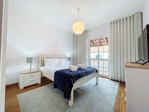 2 bedrooms, iron/ironing board, WiFi, bed sheets - Moradia Uriel (Santa Cruz)