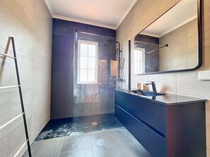 Hair dryer, towels - Moradia Uriel (Santa Cruz)