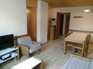 Basic Apartment, 2 Bedrooms | Living area