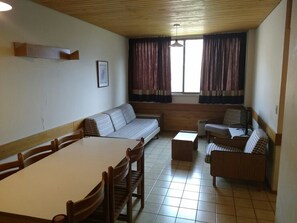 Basic Apartment, 2 Bedrooms | Living area | 20-inch flat-screen TV with satellite channels - Cirrus Apart (Malargüe)