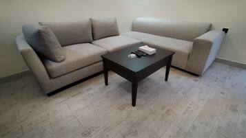 Phòng Suite Junior | Khu phòng khách | TV màn hình phẳng 80-cm có truyền hình vệ tinh