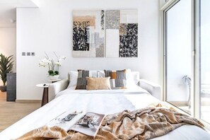 1 bedroom, iron/ironing board, Internet, bed sheets - Elegant 1 BDR aptm in the heart of Dubai Marina (Dubai Marina)