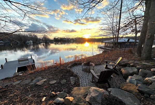 Terrace/patio - Stairway To Heaven Lakeside guest house with dock and firepit. Waterfront Wi-fi (Mineral)