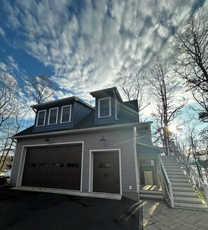 Exterior - Stairway To Heaven Lakeside guest house with dock and firepit. Waterfront Wi-fi (Mineral)