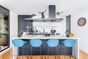 Frigorífico, microondas, horno y placa de cocina