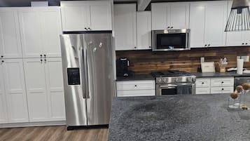 Refrigerador, microondas, horno, placa de cocina