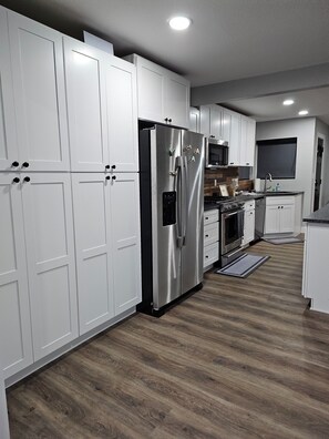 Kjøleskap, mikrobølgeovn, ovn og kokeplater