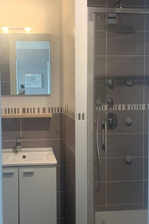 Hair dryer, towels, soap, toilet paper - T3 Lumineux Cœur de Ville Parking Voiture Sécurisé et Garage Vélos Inclus (Vannes)
