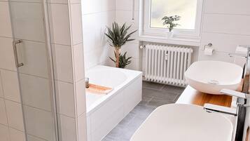 Haartrockner, Handtücher, Seife, Shampoo