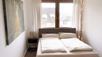 3 habitaciones, escritorio y tabla de planchar con plancha