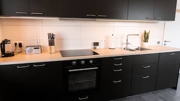 KĂŒhlschrank, Mikrowelle, Ofen, Herdplatte