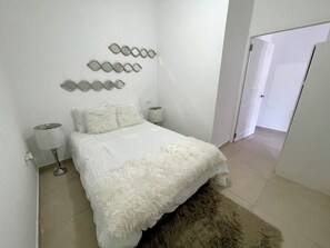 1 slaapkamer, een strijkplank/strijkijzer, gratis wifi, beddengoed