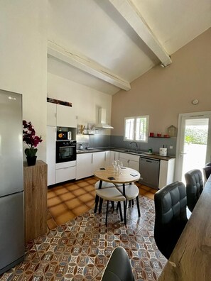 Frigorífico, microondas, horno y lavavajillas