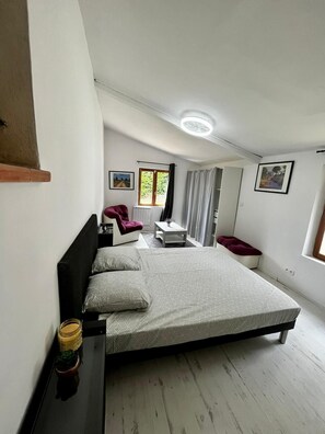 3 slaapkamers, een strijkplank/strijkijzer, gratis wifi, beddengoed