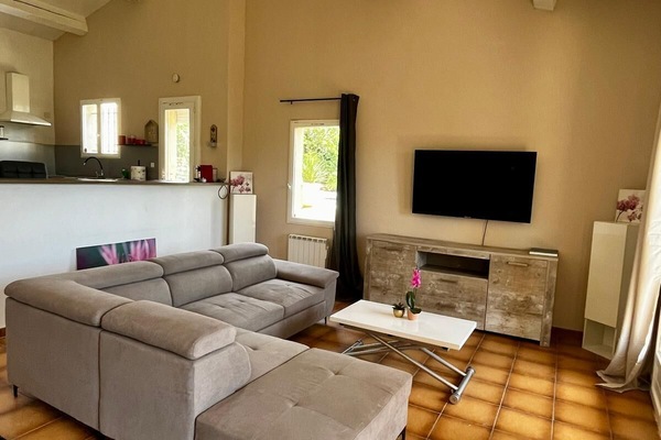 Een televisie en een open haard