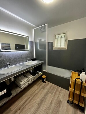 Kostenlose Toilettenartikel, Haartrockner, Handtücher, Seife