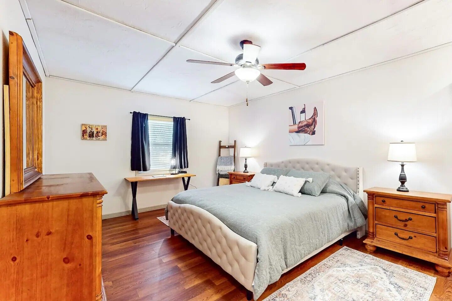 4 bedrooms, iron/ironing board, internet, bed sheets
