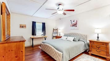 4 bedrooms, iron/ironing board, internet, bed sheets