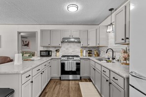 Kjøleskap, mikrobølgeovn, ovn og kokeplater