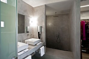Regadera, toallas, jabón, shampoo 