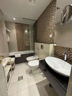 Asciugacapelli, bidet, asciugamani, sapone