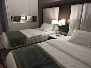 2 chambres, coffres-forts dans les chambres, fer et planche à repasser