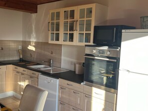 Fridge, microwave, oven, stovetop - Joli t 3 à la Montagne (Marignier)