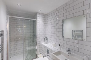 Haartrockner, Handtücher, Seife, Toilettenpapier