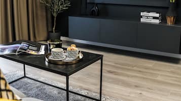 Căn hộ Premium, quang cảnh công viên | Khu phòng khách | Smart TV 65-cm có truyền hình cáp, Netflix, dịch vụ stream