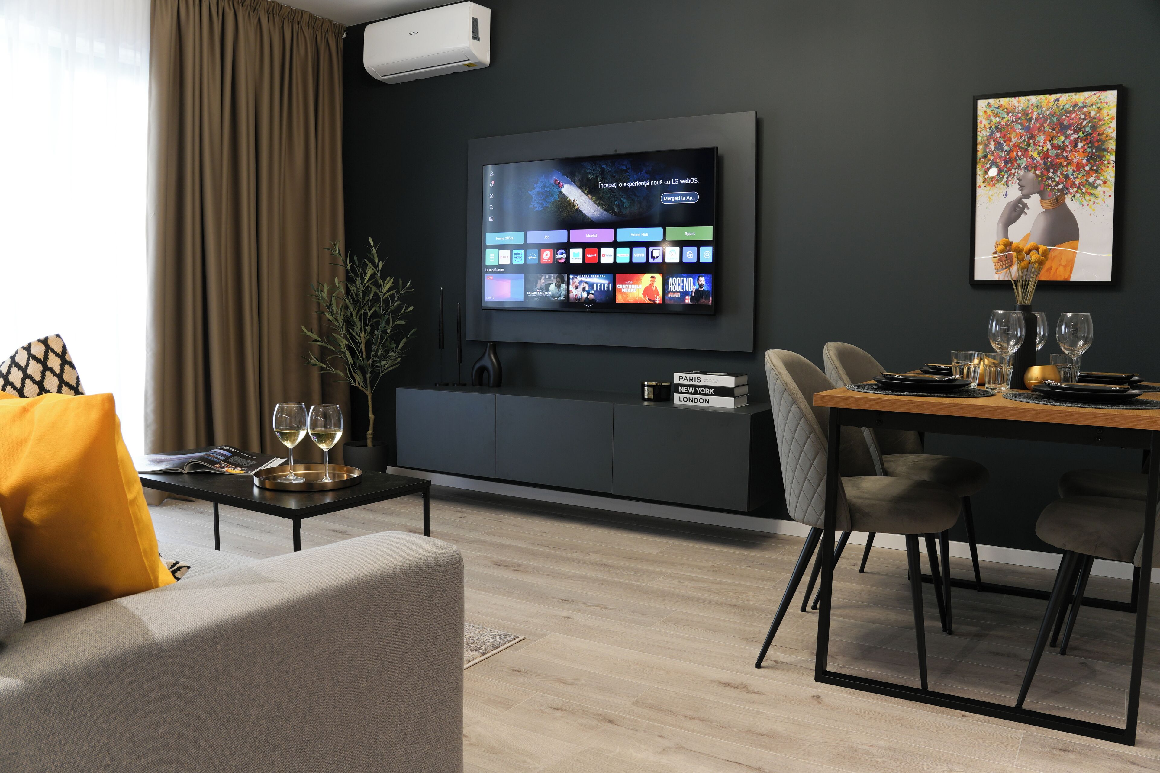 Premium-Apartment, Parkblick | Wohnbereich | 65-cm-Smart-TV mit Kabelempfang, Netflix, Streaming-Dienste