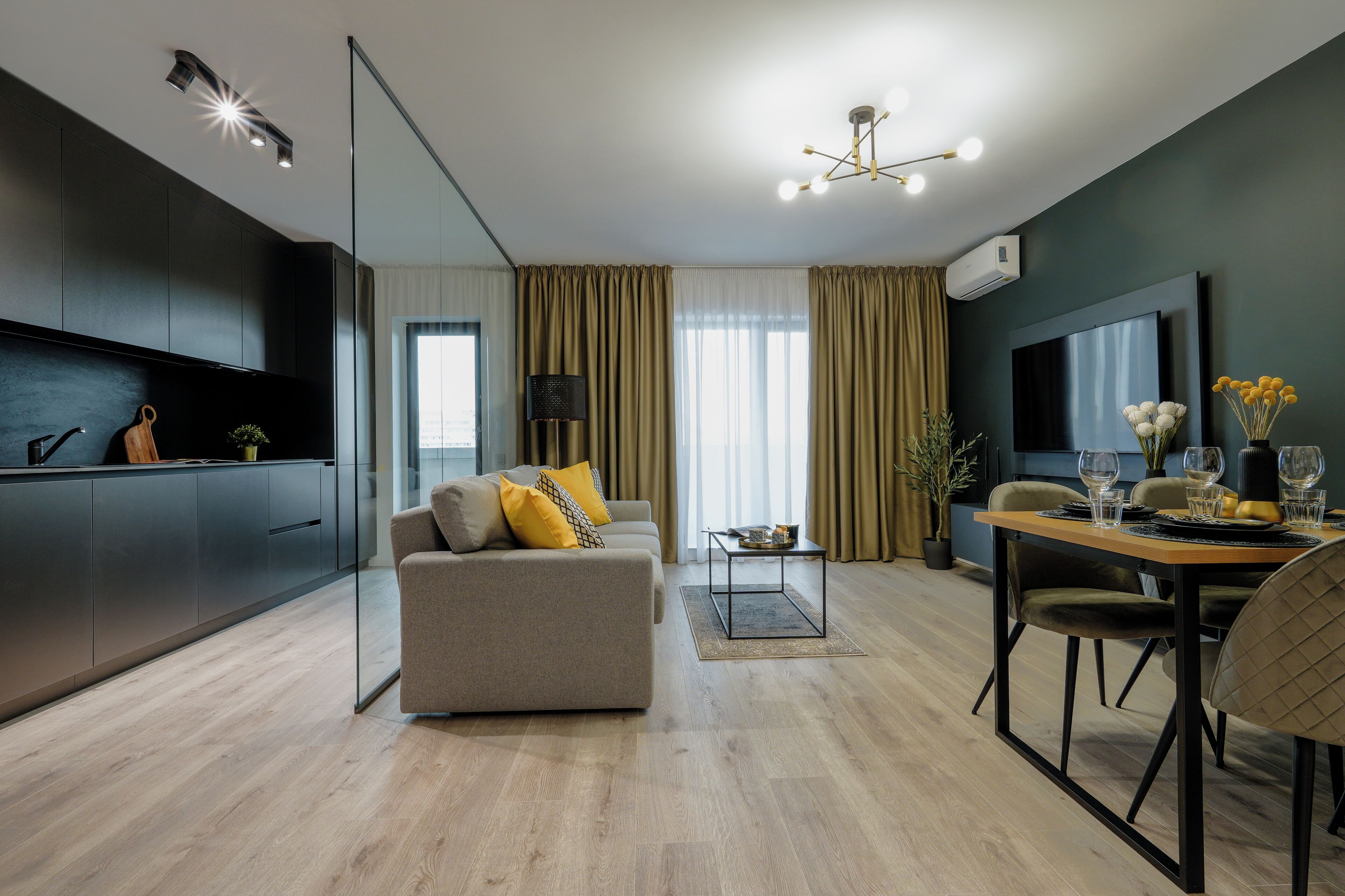 Leilighet – premium, parkutsikt | Oppholdsområde | En 65-centimeters smart-TV med kabel-kanaler samt Netflix