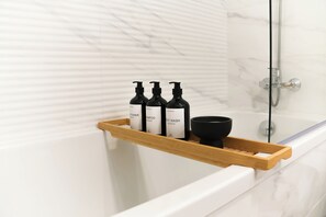 Premium Apartment, Park View | Bathroom | Combined shower/tub, rainfall showerhead, free toiletries, hair dryer
