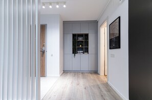 Leilighet – premium, parkutsikt | Oppholdsområde | En 65-centimeters smart-TV med kabel-kanaler samt Netflix