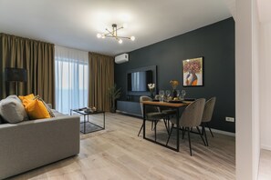 Appartement Premium, vue parc | Coin séjour | TV connectée de 65 cm avec chaînes par câble, Netflix