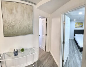 Room - Modern 2 bed apartment in downtown Cincinnati with private parking (Cincinnati)