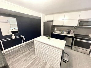 Private kitchen - Modern 2 bed apartment in downtown Cincinnati with private parking (Cincinnati)