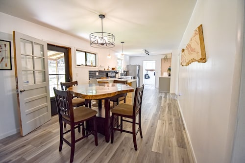 Cozy home, near Toccoa River, fishing/tubing with a washer/dryer-Dogs ok