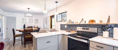 Refrigerador, microondas, horno y parrilla de estufa