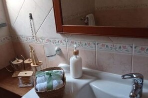 Een douche, een haardroger, een bidet, handdoeken