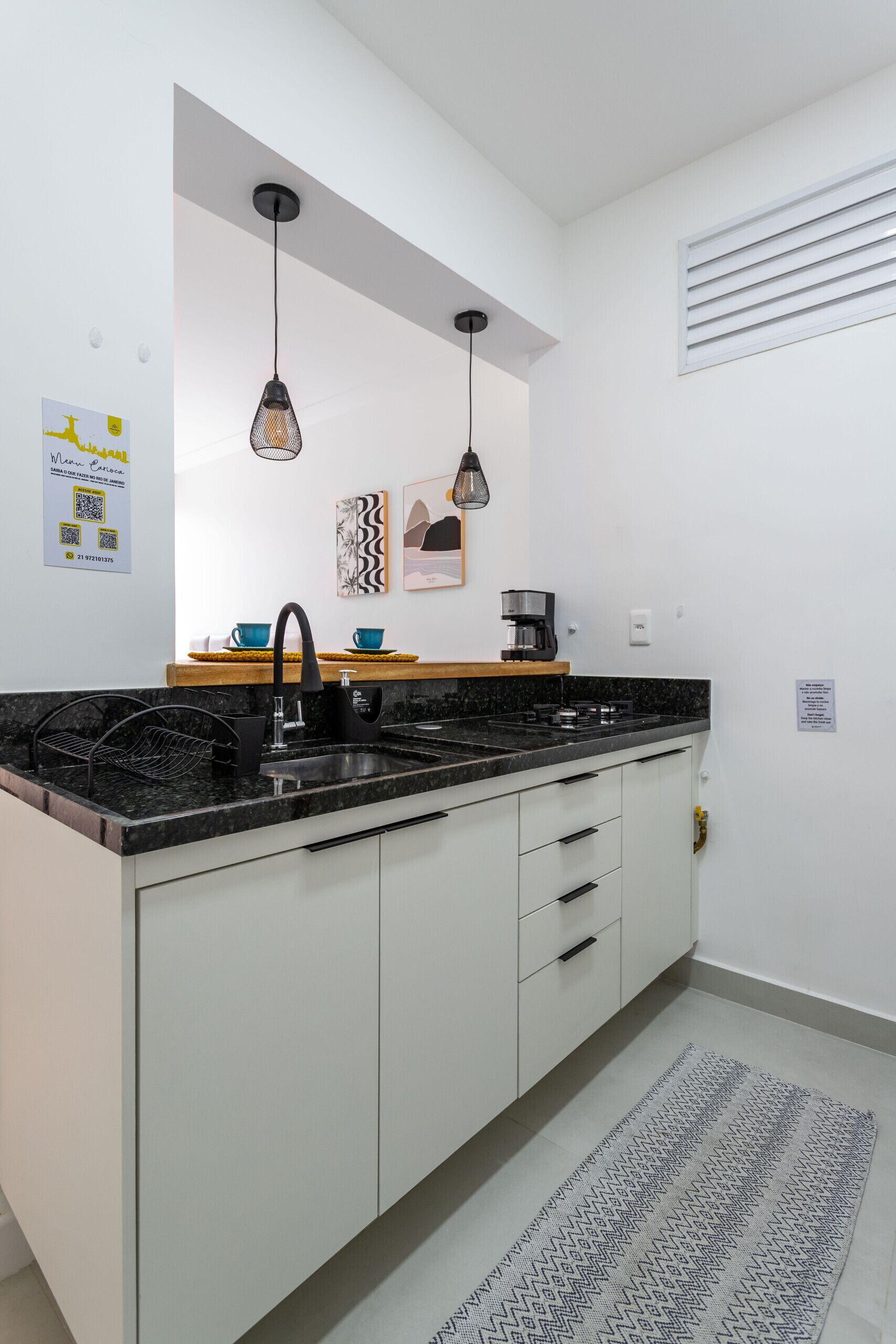 Réfrigérateur, micro-ondes, plaque de cuisson, cafetière/bouilloire