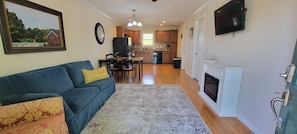 Smart TV, fireplace - Walking Distance to Temple and Downtown Nauvoo! Family Size Apt. W/ Full Kitchen (Nauvoo)