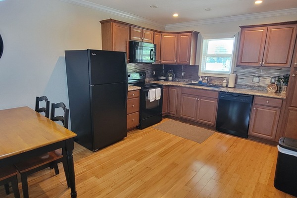 Een koelkast, een microgolfoven, een oven, een kookplaat